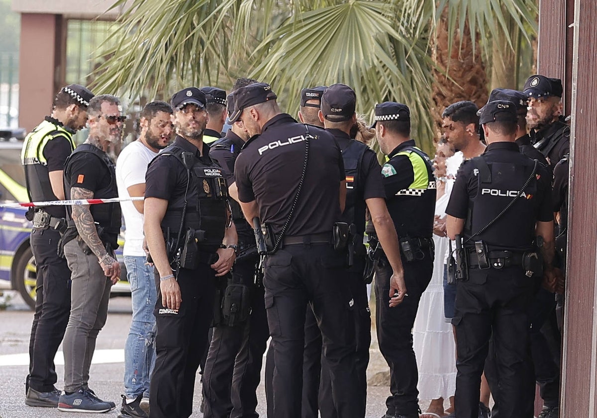 Agentes de la Policía Nacional en una operación en el Polígono Sur, en una imagen de archivo