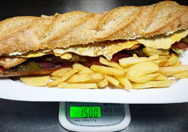 El premio que ofrece un bar de Sevilla a los clientes que superen este reto: comerse un serranito gigante en 20 minutos