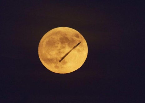 Imagen secundaria 1 - Secuencia del 'objeto' que cruzó la superluna la pasada noche 