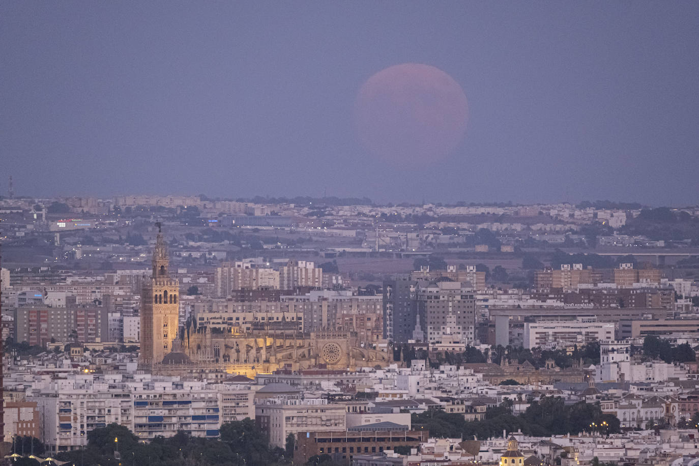 En imágenes, la belleza de la Súperluna azul en Sevilla