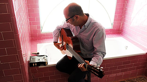 Enrique Sánchez grabando 'Strawberry Fields Forever' en Santa Isabel, donde se alojó Jon Lennon, hoy Casa del Cine de Almería