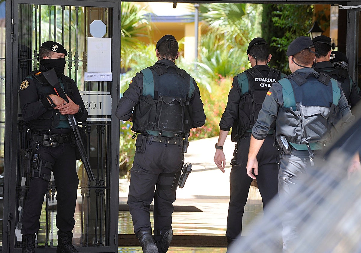 Miembros de la Guardia Civil en una operación contra una red criminal