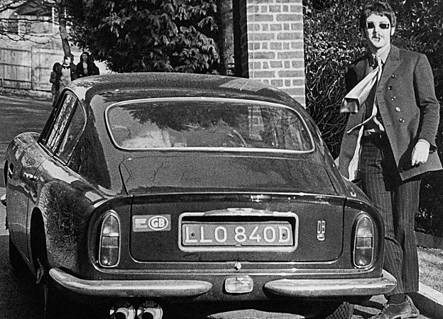 Paul McCartney con su Aston Martin DB6, el mismo con el que viajó a España