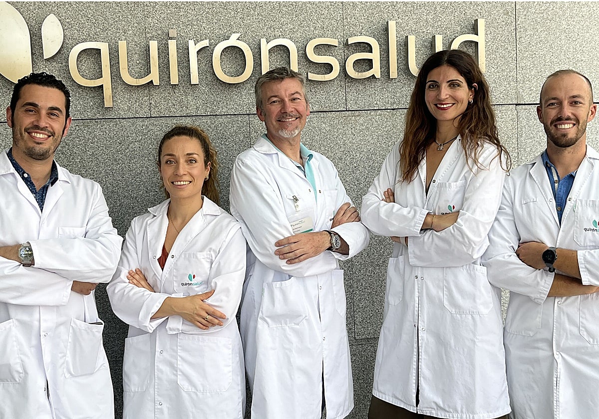 Juan Manuel Poyato, con parte de su equipo en Quirónsalud de Sevilla