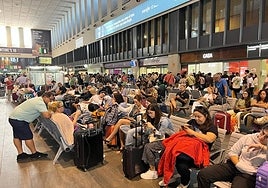 En imágenes, colapso de pasajeros en Santa Justa con los retrasos del AVE