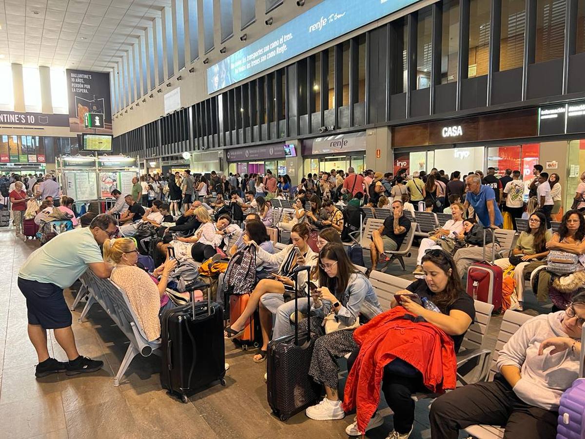 Pasajeros esperando en Santa Justa la reanudación de las líneas