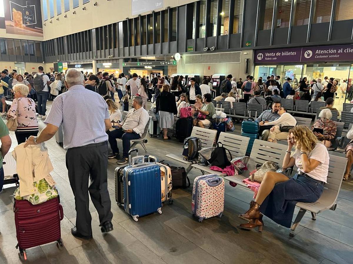 Pasajeros esperando en Santa Justa la reanudación de las líneas