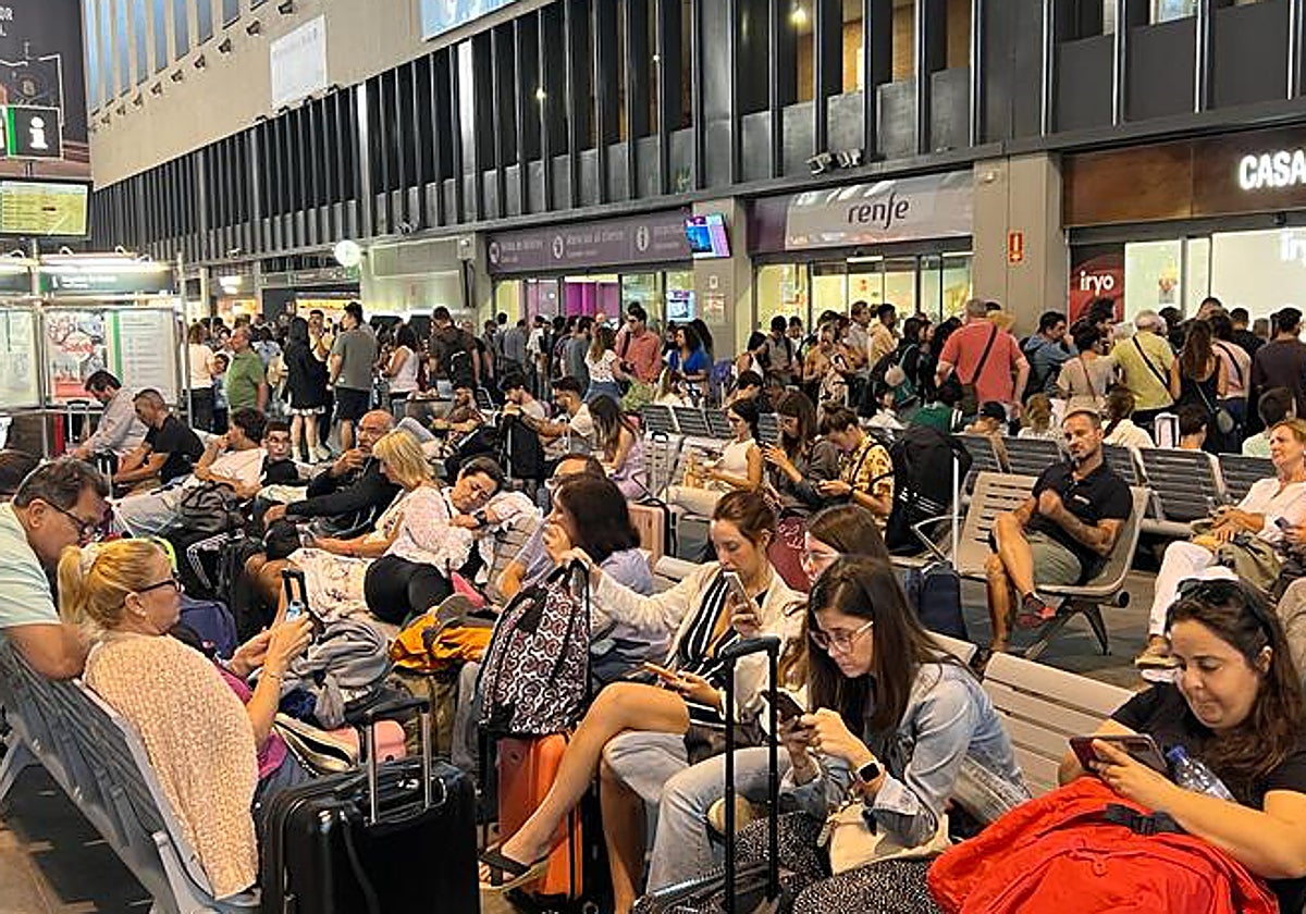 Varios pasajeros esperan en la estación de Santa Justa