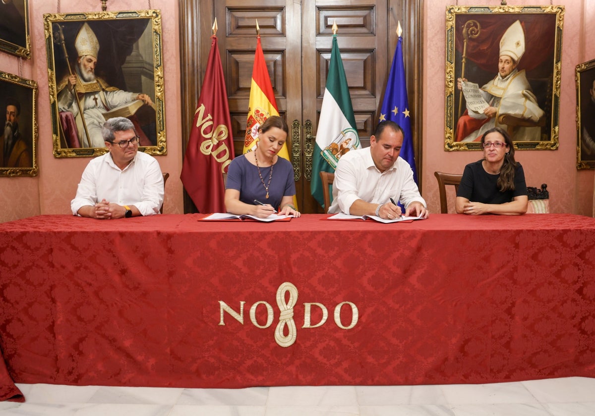 Jaime Maciá, Minerva Salas, Rafael Rodríguez y Sonia Domínguez, durante la firma del convenio