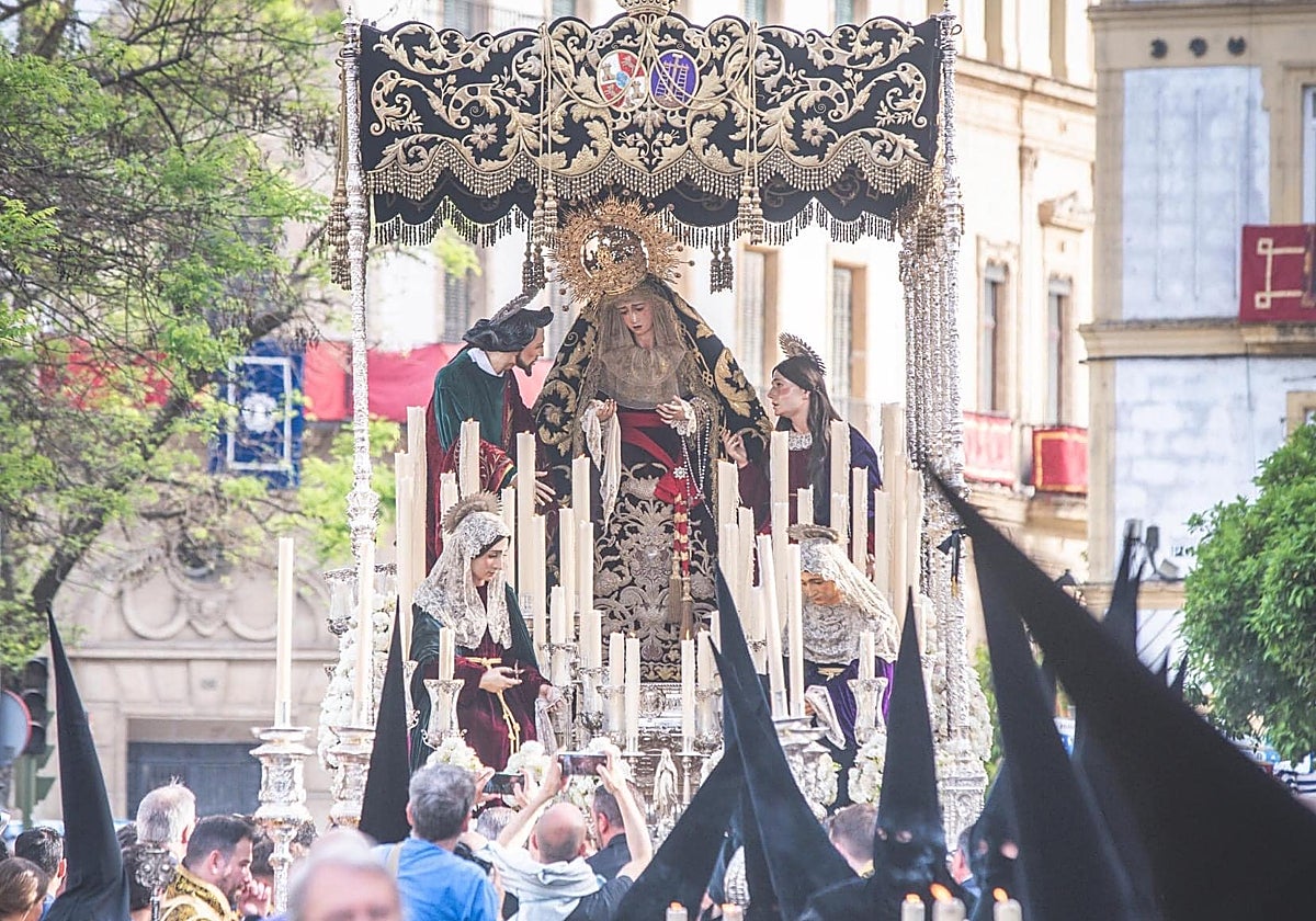 La Piedad de Jerez de la Frontera volvió a salir un Sábado Santo este 2023, tras cuatro décadas sin obtener la autorización del Obispado
