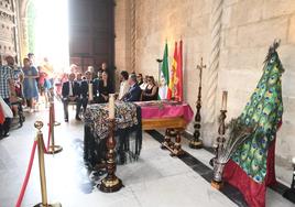 Sevilla despide a María Jiménez en su capilla ardiente, instalada en el Ayuntamiento de Sevilla