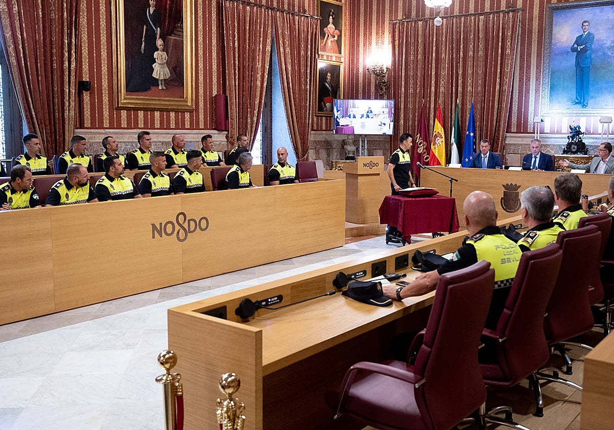 Toma de posesión de nuevos agentes de la Policía Local en el salón de plenos del Ayuntamiento