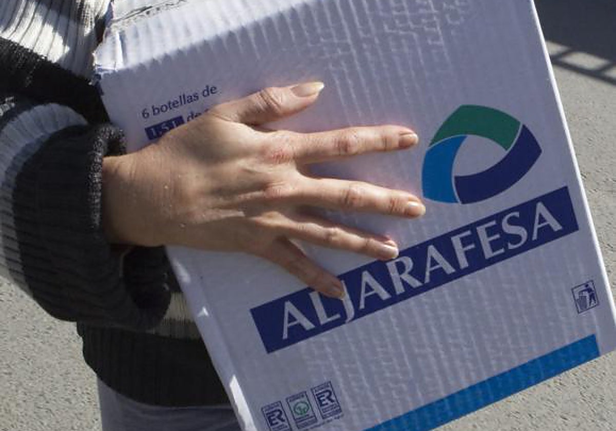 Caja de botellas de agua de Aljarafesa repartidas en un pueblo