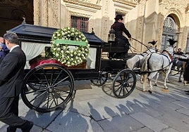 Sevilla despide a María Jiménez con palmas por bulerías