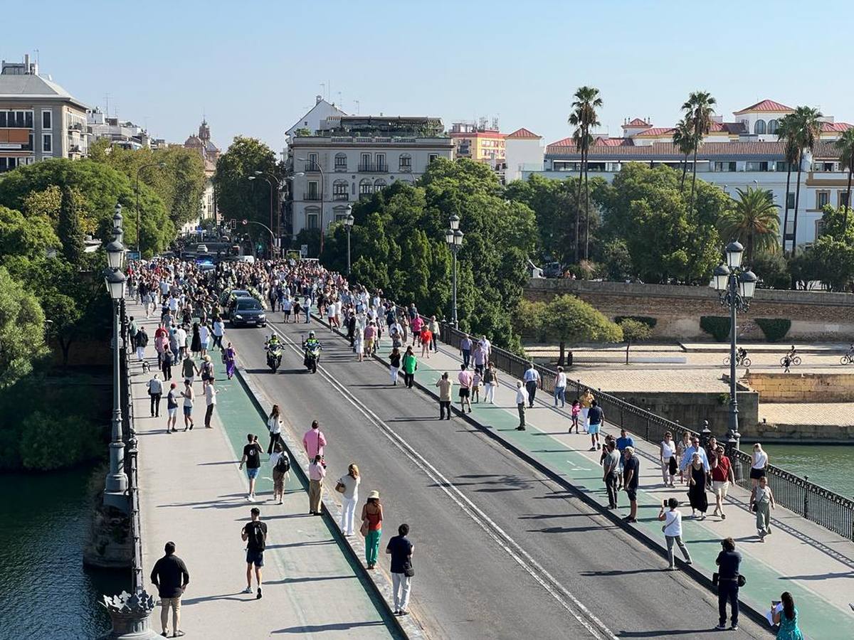 El último adiós a María Jiménez desde el Ayuntamiento de Sevilla hasta la parroquia de Santa Ana en Triana