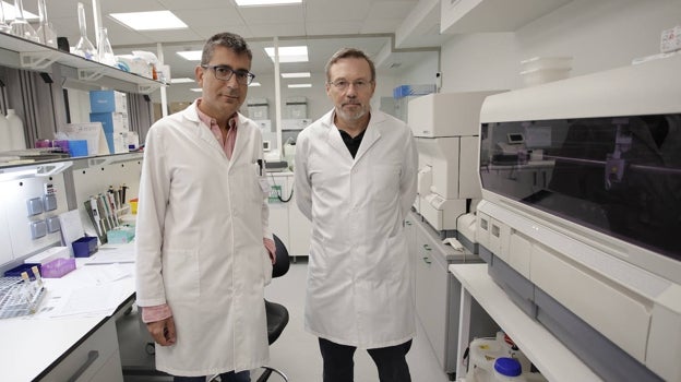 Francisco Rebollo, director de Labsur, junto a Ángel Cebolla, fundador de Biomedal, en las nuevas instalaciones del laboratorio en el Parque Científico y Tecnológico Cartuja