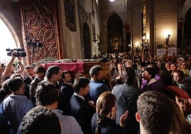 Un funeral muy flamenco despide a María Jiménez en su barrio de Triana