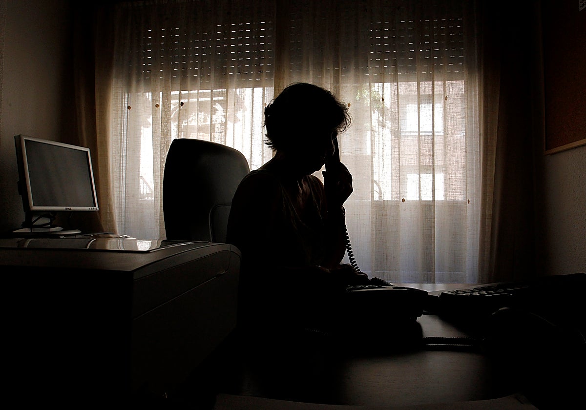 Las llamadas al Teléfono de la Esperanza de personas solas o con problemas no dejan de crecer