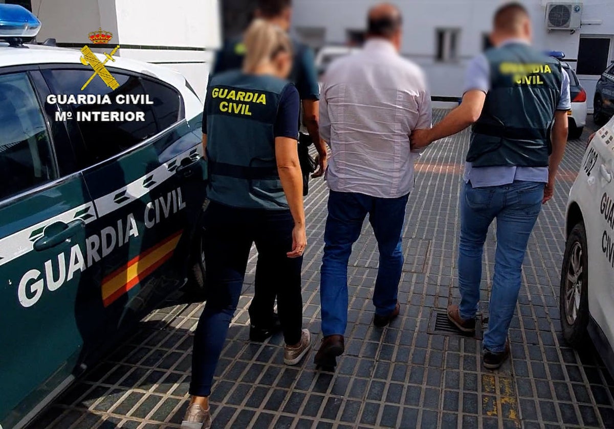 Agentes de la Guardia Civil conducen al empresario detenido al cuartel
