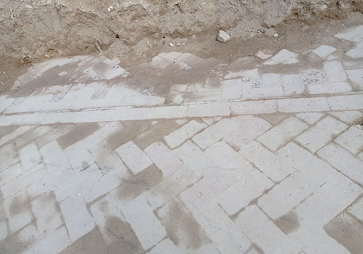 Detalle del patio que correspondería con la zona de los legos del cenobio de Nuestra Señora del Valle, situado al lado de las murallas y de la Puerta Osario