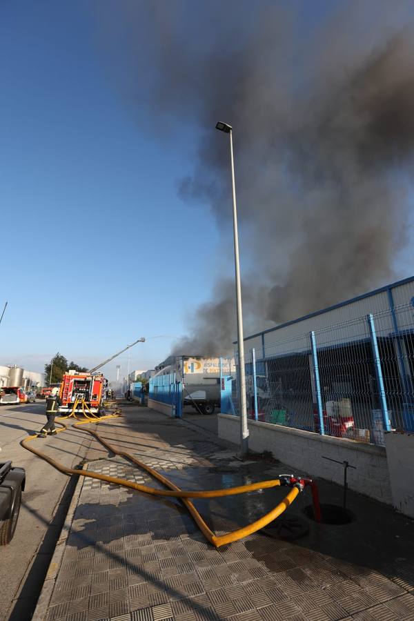 Incendio en una fábrica de pinturas ubicada en el polígono industrial Los Espartales, cerca del aeropuerto