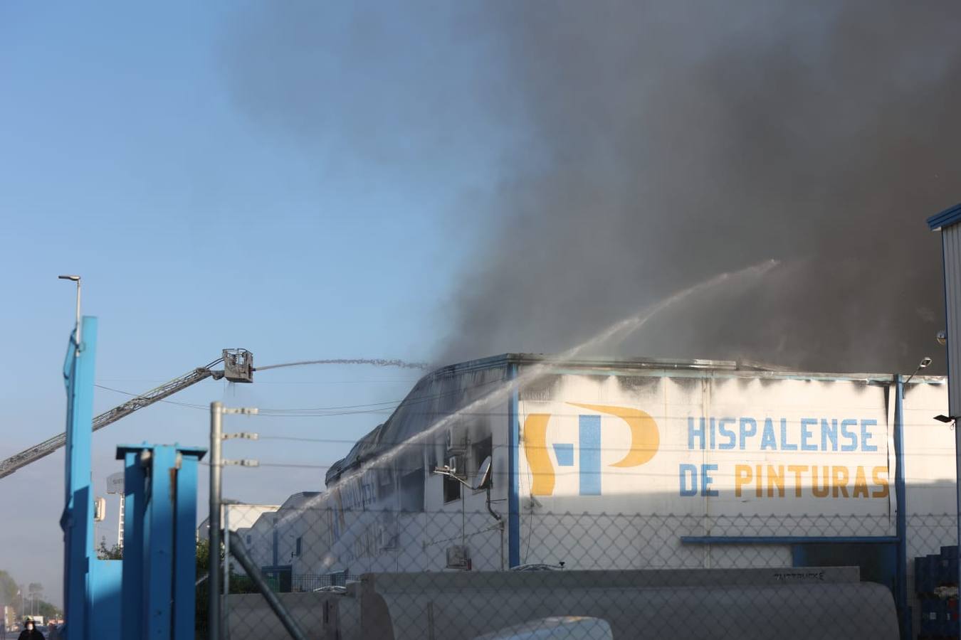 Incendio en una fábrica de pinturas ubicada en el polígono industrial Los Espartales, cerca del aeropuerto