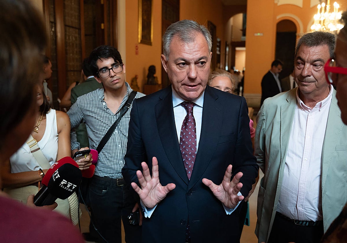 José Luis Sanz atiende a los medios en el Ayuntamiento de Sevilla