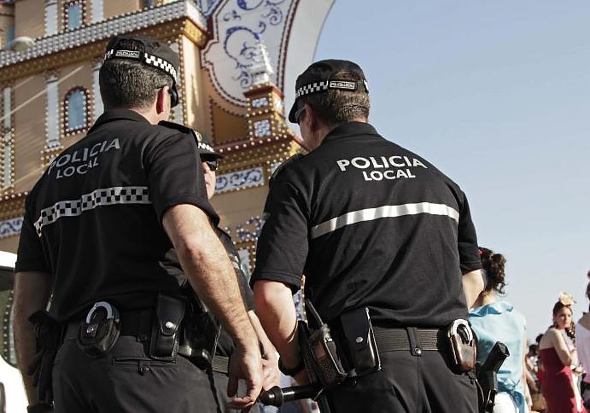 Imagen de archivo de dos policías locales de Sevilla