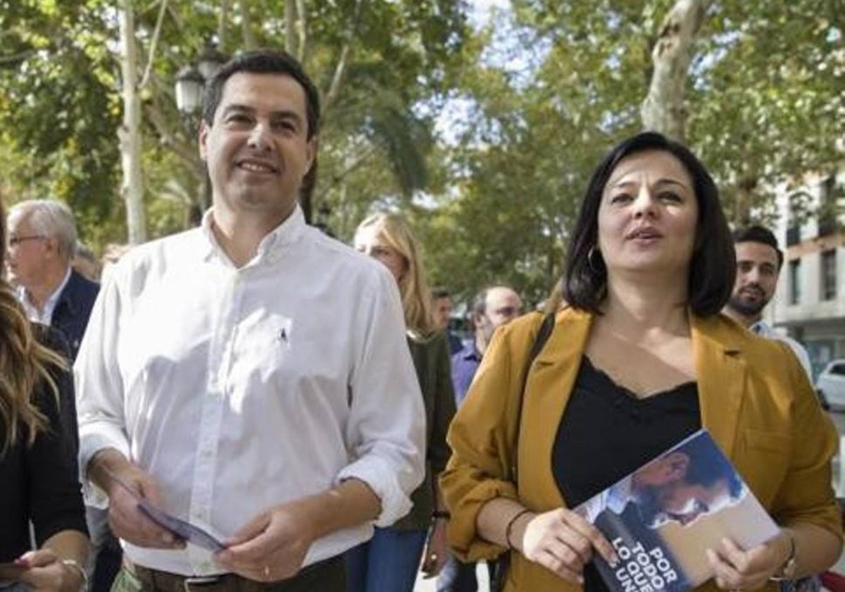 Juanma Moreno junto a Virginia Pérez durante un acto electoral en Sevilla