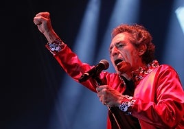 Un eterno Miguel Ríos pone a bailar bajo la lluvia a Sevilla