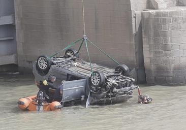 Muere el conductor de un vehículo que se precipitó por la presa de Alcalá del Río