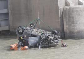 Muere el conductor de un vehículo que se precipitó por la presa de Alcalá del Río