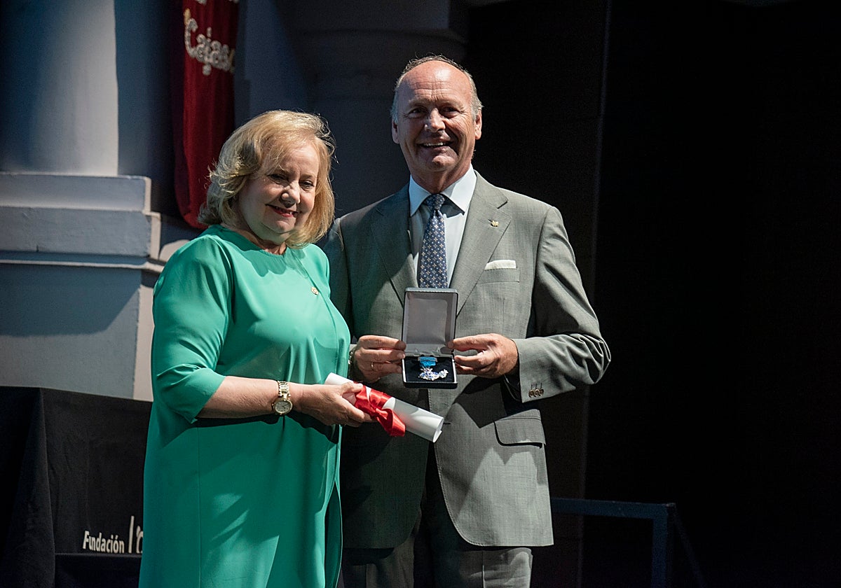 Ignacio Soro, hermano mayor del Gran Poder, recogiendo la medalla
