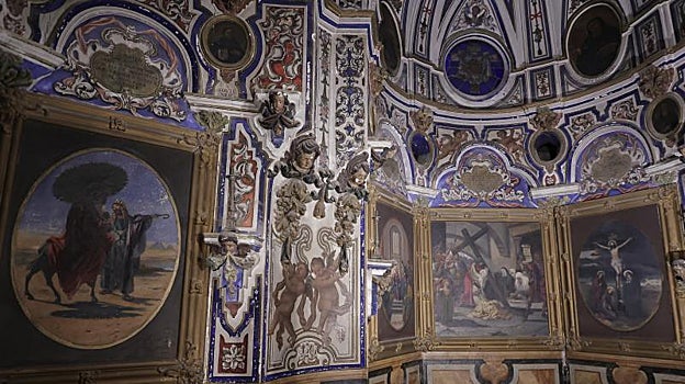 Vista del camarín y las pinturas sobre la Pasión de Cristo