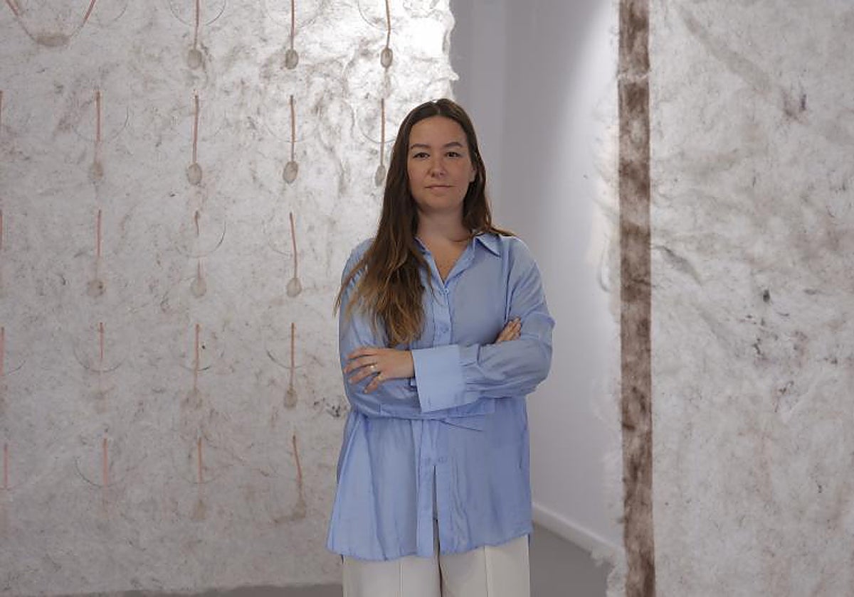 La artsita sevillana Irene Infantes expone sus obras textiles en la galería Alarcón Criado