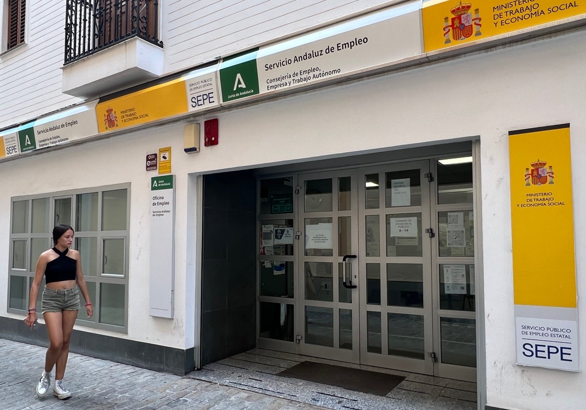 Imagen de una oficina del SEPE situada en la calle Alfonso XII, en Sevilla