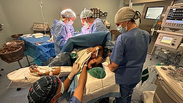 Uno de los partos con cesárea en el Hospital Universitario de Valme de Sevilla