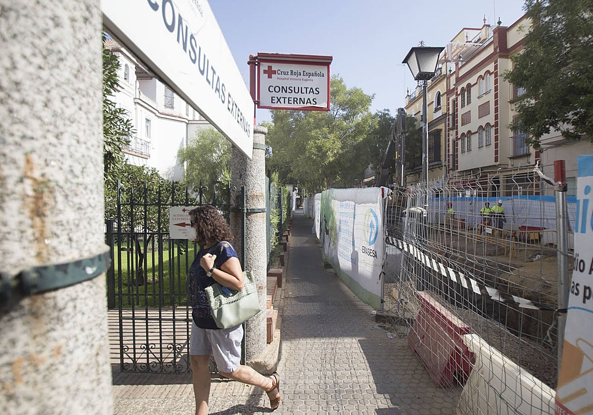 Imagen de archivo del acceso a las consultas externas del hospital de la Cruz Roja