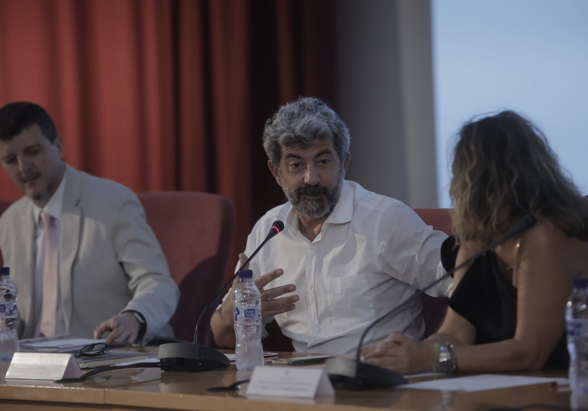 Alberto Rodríguez durante su comparecencia en la Facultad de Comunicación