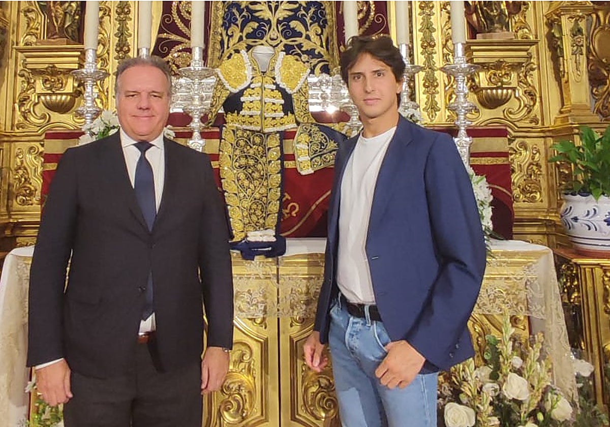 Roca Rey dona el traje de luces del triunfo en la Feria de Abril de ...