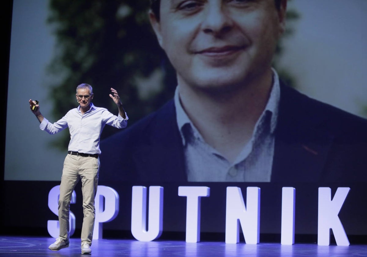 Juan Martínez Barea en la conferencia de clausura del seminario Sputnik