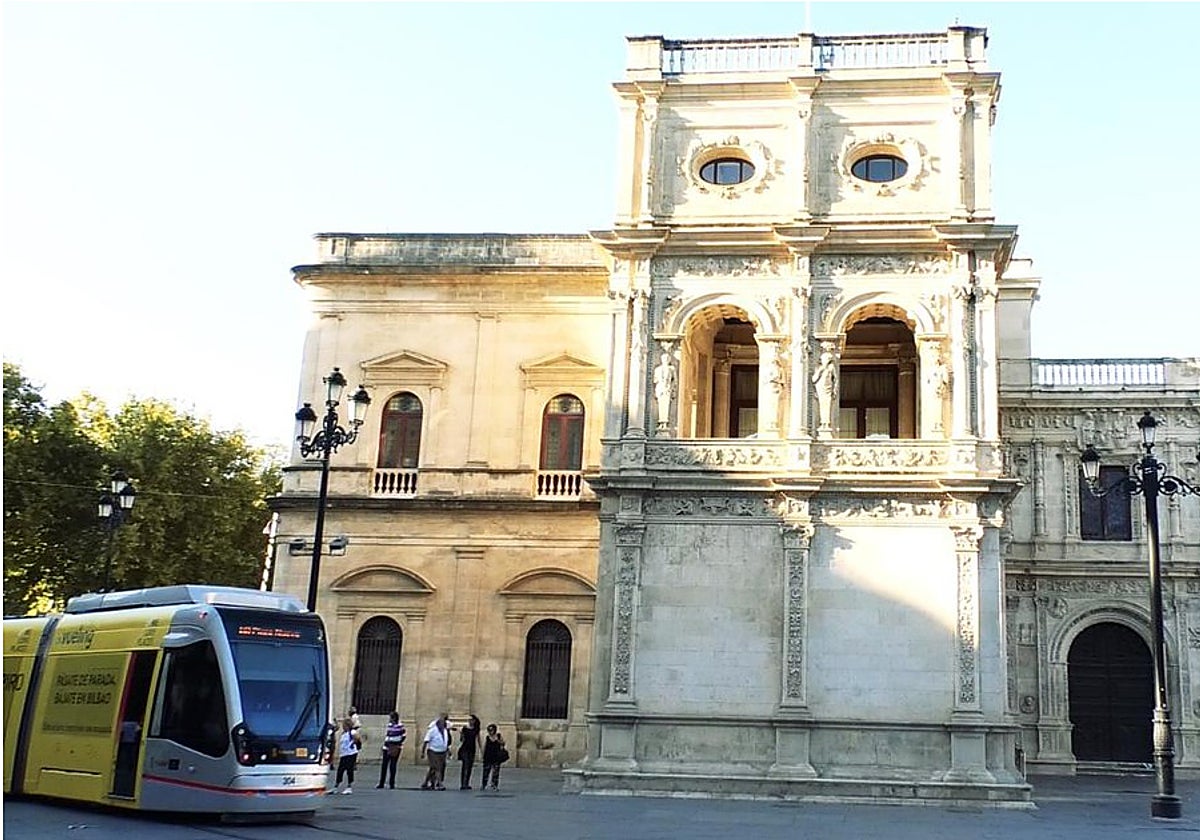 La fachada lateral del Ayuntamiento de Sevilla