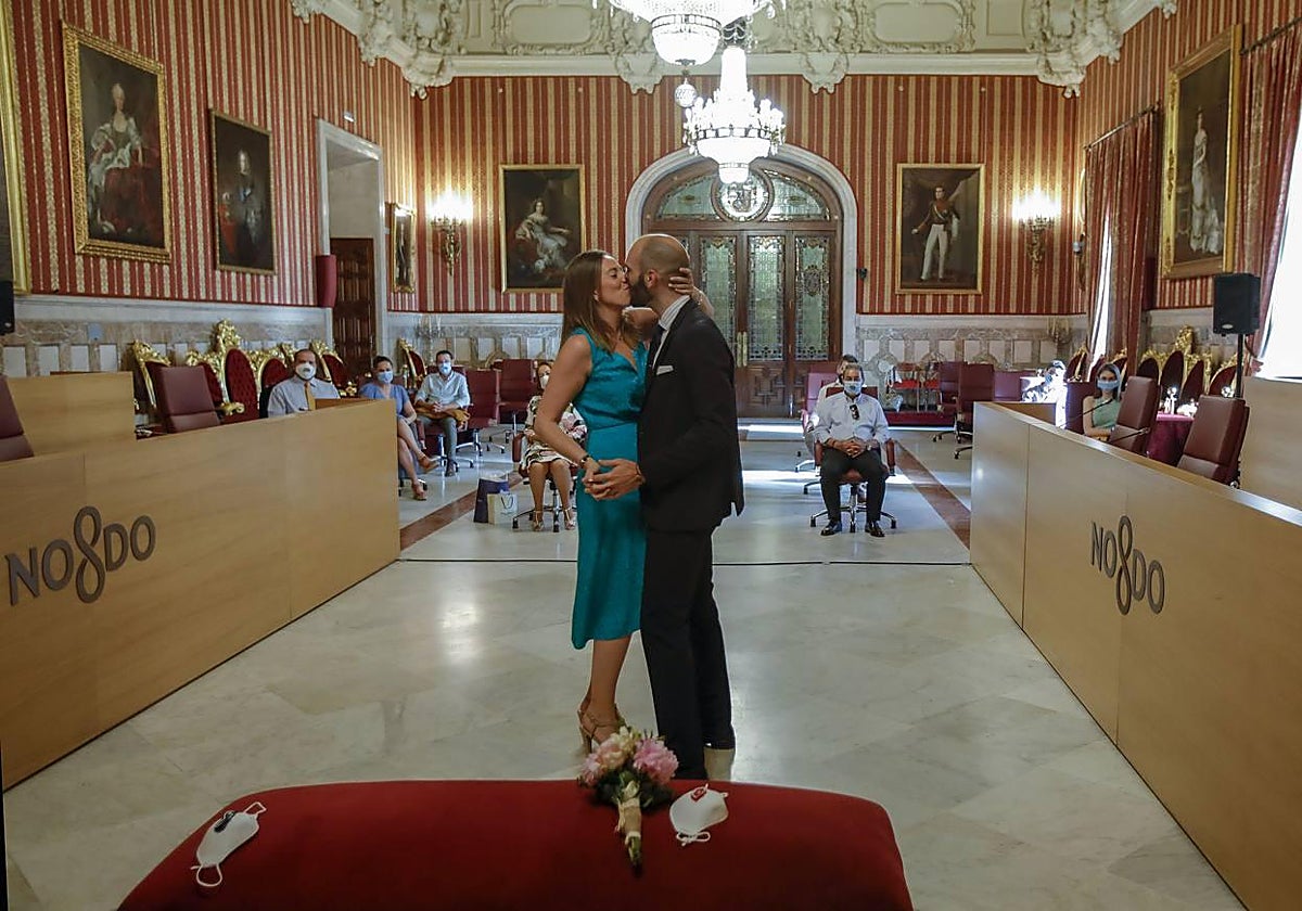 Una boda celebrada en el Salón Colón del Ayuntamiento de Sevilla