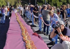 Sevilla consigue el récord Guinness del serranito más grande del mundo