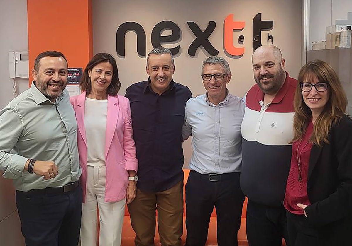 Javier Rubio, CEO y fundador de ier1 (cuarto por la izquierda), con directivos de Nextt