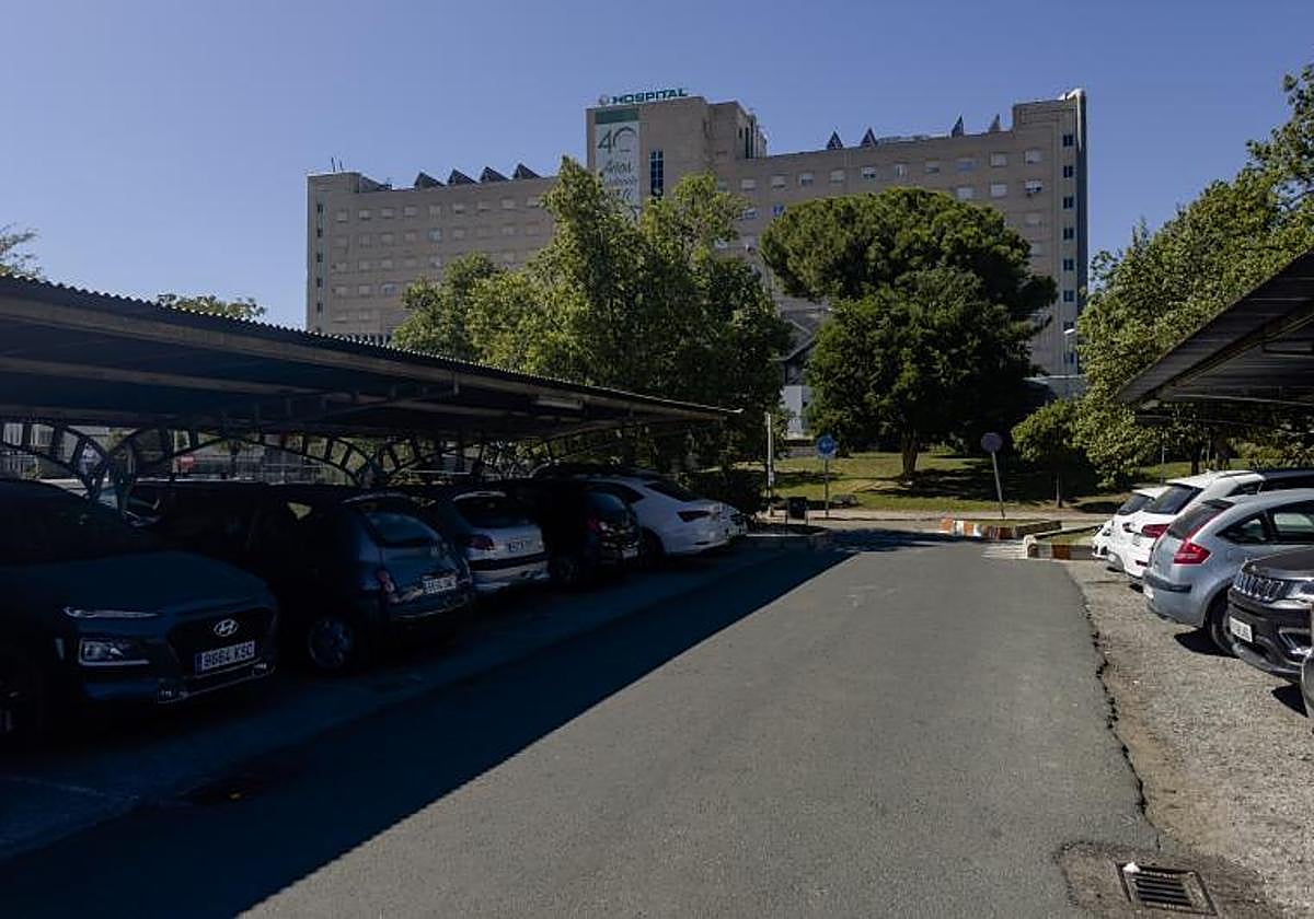 El aparcamiento del Hospital de Valme donde arrojaron al varón