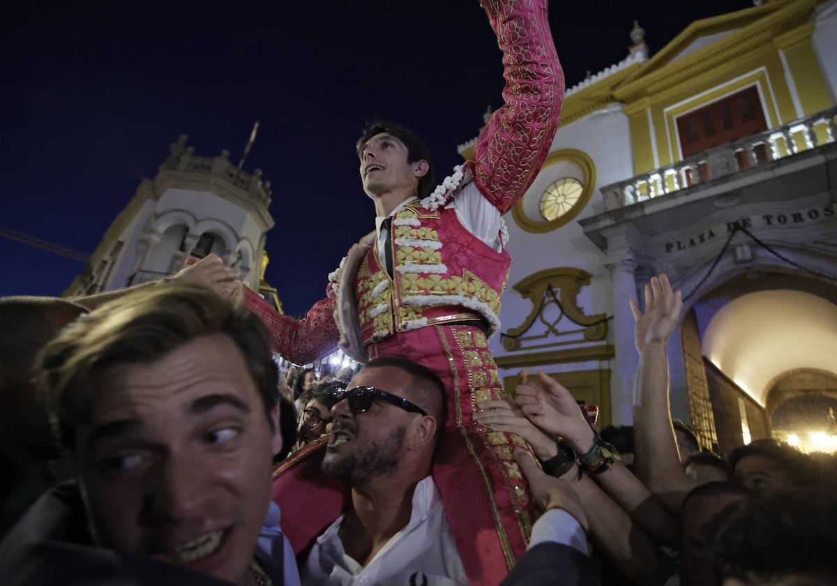 Sebastián Castella salió por primera vez en su carrera por la Puerta del Príncipe