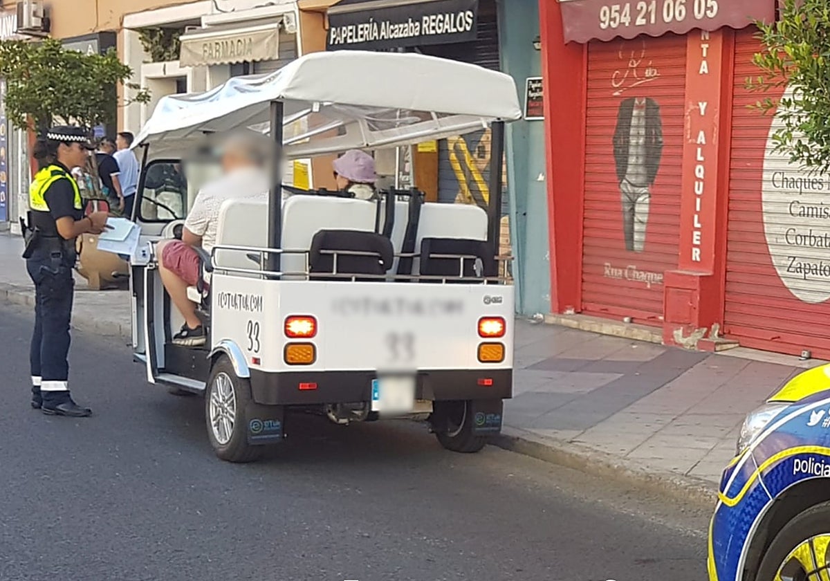 Uno de los vehículos sancionados por la Policía Local