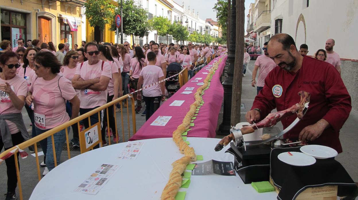 El bocadillo gigante discurrió desde la avenida José Fernández Ruiz por toda la calle Corredera hasta llegar a la plaza de España