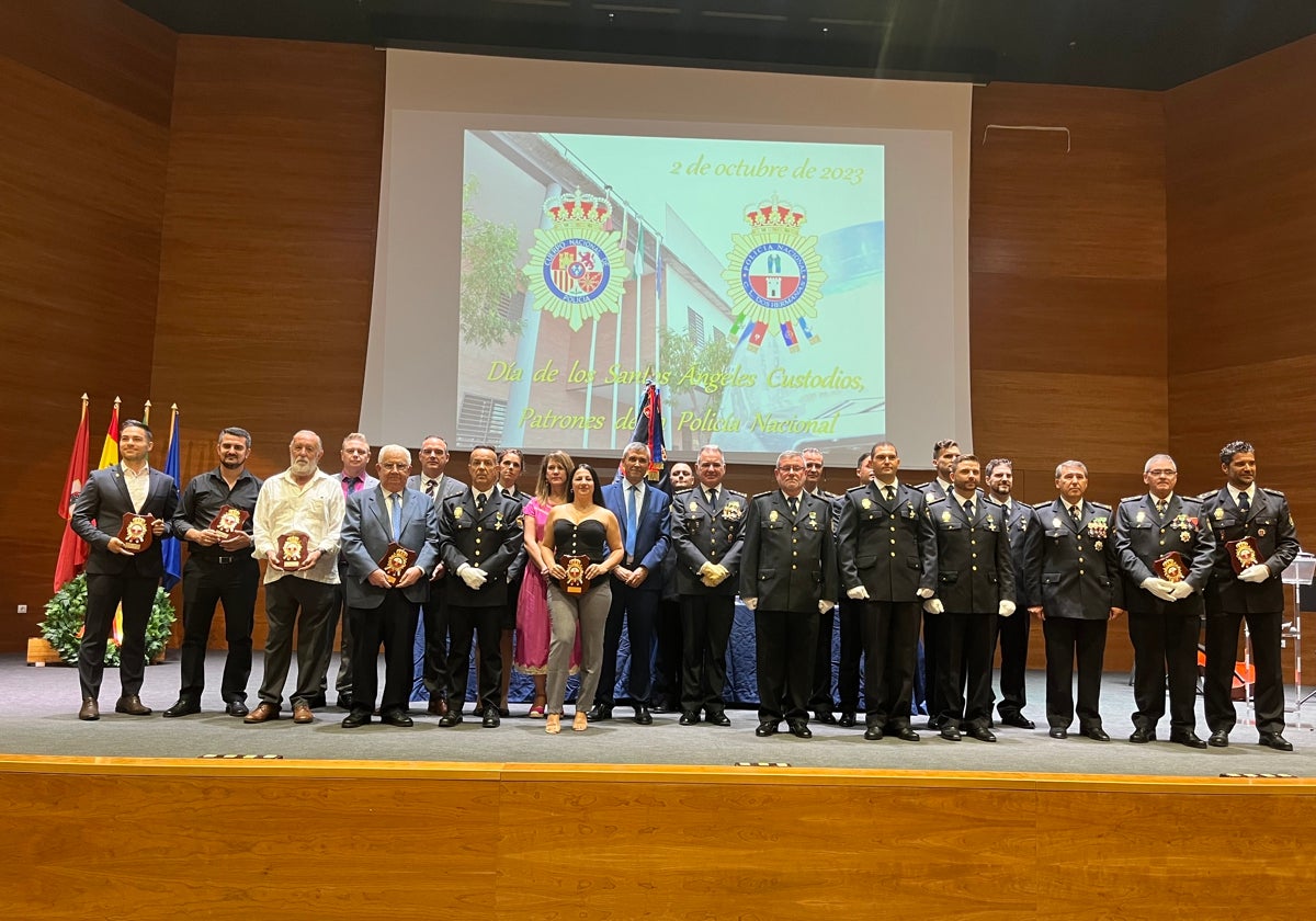 Homenajeados y condecorados en el día del patrón de la Policía Nacional de Dos Hermanas